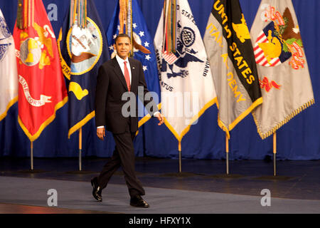 091201-A-0000X-001 WEST POINT, N.Y. (déc. 1, 2009) Le président Barack Obama se rend à l'lutrin de présenter sa stratégie dans le cours d'une allocution télévisée en direct à la nation de West Point. (U.S. Photo de l'Armée de Tommy Gilligan/libérés) US Navy 091201-A-0000X-001 Le président Barack Obama se rend à l'lutrin de présenter sa stratégie sur l'Afghanistan au cours d'une allocution télévisée en direct Banque D'Images