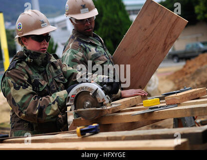 091217-N-0807W-127 SASEBO, Japon (déc. 17 Utilitiesman Constructionman, 2009) Kaytln Dobnick, affectés à la construction navale (bataillon Mobile NMCB) 1, Détachement de Sasebo, utilise une scie circulaire pour couper le bois pour un projet de construction à Sasebo Activités de la flotte. (U.S. Photo par marine Spécialiste de la communication de masse 2e classe Joshua J. Wahl/libérés) US Navy 091217-N-0807W Utilitiesman Constructionman Kaytln Dobnick-127 utilise une scie circulaire pour couper le bois pour un projet de construction Banque D'Images