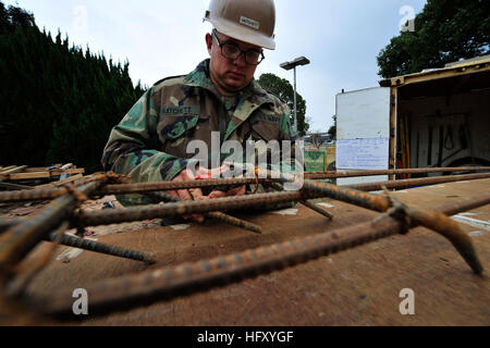 091217-N-0807W-062 SASEBO, Japon (déc. 17, 2009) Métallurgiste Constructionman Sean Hatchett, affectés à la construction navale (bataillon Mobile NMCB) 1, Détachement de Sasebo, lie ensemble d'armature en acier pour augmenter la traction et renforcement du béton lors d'un projet de construction à Sasebo Activités de la flotte. (U.S. Photo par marine Spécialiste de la communication de masse 2e classe Joshua J. Wahl/libérés) US Navy 091217-N-0807W-062 métallo du Constructionman Sean Hatchett attache ensemble d'armature en acier pour augmenter la traction et renforcement du béton Banque D'Images