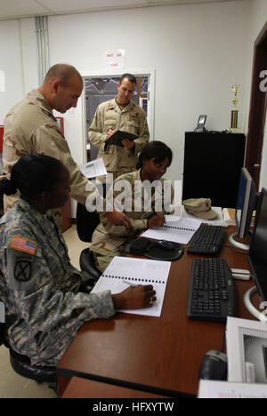 100106-A-4297G-027 GUANTANAMO BAY, Cuba (janv. 6, 2010) Service membres affectés à la Force opérationnelle interarmées (FOI) Guantanamo supply office train sur leur système d'inventaire électronique. La fourniture bureau offre des fournitures pour tous de la FOI Guantanamo. (U.S. Photo de l'armée par le Sgt. Emily Greene/libérés) US Navy 100106-A-4297G-027 Service membres affectés à l'Équipe spéciale conjointe de l'offre train office de Guantanamo sur leur système d'inventaire électronique Banque D'Images