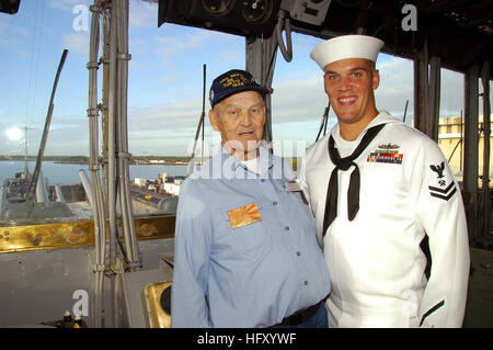 100107-N-0307V-044 PEARL HARBOR (janv. 7, 2010) officier de marine retraité et ancien EX-cuirassé USS Missouri (BB 63) membre de l'équipe, Arthur Albert, à gauche, et le technicien en entretien de la coque 2e classe William Edwards, du chantier naval de Pearl Harbor, l'expérience le désamarrage de l'historique Battleship Missouri du pont du navire. Missouri complété une formation de trois mois, 18 millions de période de réparation et d'entretien. (U.S. Photo par Marine Katie/ailettes) Parution US Navy 100107-N-0307V-044 de l'expérience de marins le désamarrage de l'historique Battleship Missouri du pont du navire Banque D'Images