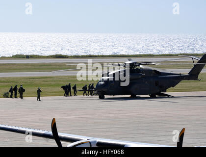 100115-N-8241M-153 GUANTANAMO BAY (janv. 15, 2010) Les marins à bord d'un MH-53E Sea Dragon escadron affecté à la lutte contre les mines (HM) 15 à l'aérodrome à la station navale de Guantanamo Bay. Les Blackhawks a transporté du personnel à l'USS Carl Vinson (CVN 70) à l'appui à la suite d'un séisme de magnitude 7,0 en Haïti le 12 janvier 2010. (U.S. Photo par marine Spécialiste de la communication de masse en chef Bill Mesta/libérés) US Navy 100115-N-8241M-153 marins à bord d'un MH-53E Sea Dragon à l'aérodrome de base navale de la Baie de Guantanamo Banque D'Images