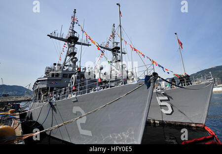 100119-N-0807W-010 SASEBO, Japon (Janv. 19, 2010) La lutte contre les navires USS Guardian (MCM) et USS 5 Defender (MCM 2) sont habillés en amarré au courant à Sasebo Harbor pour célébrer le 50e anniversaire de la signature du Traité de coopération mutuelle et de sécurité entre les États-Unis et le Japon. Signé et ratifié en 1960, le traité sert de fondement à l'alliance forte et l'interopérabilité entre la Marine américaine et le Japon d'autodéfense maritime. (U.S. Photo par marine Spécialiste de la communication de masse 2e classe Joshua J. Wahl/libérés) US Navy 100119-N-0807W-010 La mine Banque D'Images