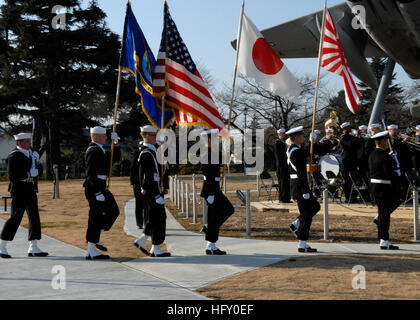 100119-N-5019M-002 Atsugi, au Japon (Janv. 19, 2010) La Marine américaine et le Japon d'autodéfense maritime garde d'honneur des parades les couleurs lors d'une cérémonie d'Alliance au parc Naval Air Facility Atsugi. Le parc de dévouement a célébré le 50e anniversaire de la signature du Traité de coopération mutuelle et de sécurité entre les États-Unis et le Japon. Signé et ratifié en 1960, le traité sert de base à l'alliance forte et l'interopérabilité entre la Marine américaine et le Japon d'autodéfense maritime. (U.S. Photo par marine Spécialiste de la communication de masse Matelot-chef Mike R. Mulcar Banque D'Images