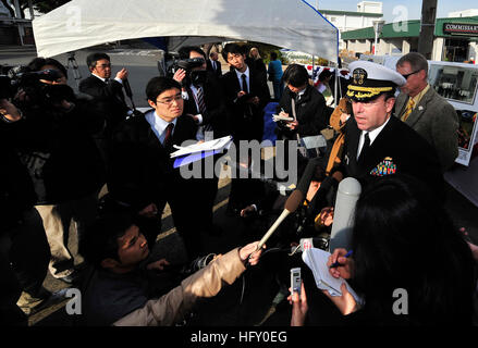 100119-N-0807W-158 SASEBO, Japon (Janv. 19, 2010) Le capitaine Francis X. Martin, commandant des activités liées à la flotte de Sasebo, parle avec des journalistes japonais, lors d'une cérémonie célébrant le 50e anniversaire de la signature du Traité de coopération mutuelle et de sécurité entre les États-Unis et le Japon. Signé et ratifié en 1960, le traité sert de fondement à l'alliance forte et l'interopérabilité entre la Marine américaine et le Japon d'autodéfense maritime. (U.S. Photo par marine Spécialiste de la communication de masse 2e classe Joshua J. Wahl/libérés) US Navy 100119-N-0807W-158 Le Capitaine Francis X. Martin, commande Banque D'Images