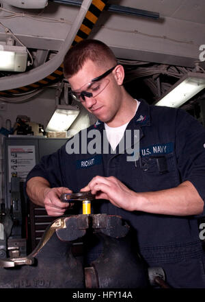 YOKOSUKA, Japon (Janv. 28, 2010) 3ème classe technicien d'entretien des coques Colton Richart, de Bloomsburg, Pa., fixe un tuyau à bord de la classe Arleigh Burke destroyer lance-missiles USS Curtis Wilbur (DDG 54). Curtis Wilbur est affecté à l'Escadron de destroyers (destroyers) 15 et exploite de Yokosuka, Japon. (U.S. Photo par marine Spécialiste de la communication de masse Matelot-chef Mike R. Mulcare/libérés) US Navy 100128-N-5019M-002 Technicien d'entretien des coques 3 Classe Colton Richart corrige un tuyau à bord de la classe Arleigh Burke destroyer lance-missiles USS Curtis Wilbur (DDG 54) Banque D'Images