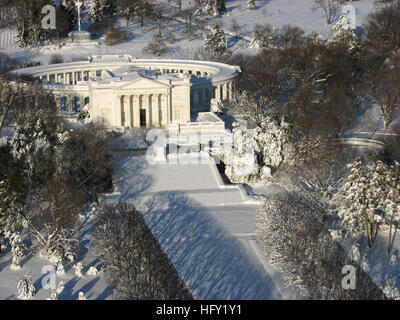 100207-O-0000X-002 ARLINGTON, Va. (fév. 7, 2010) couvertures de neige le Tombeau des inconnues au cimetière national d'Arlington après un quasi-record de neige est tombée sur la région métropolitaine de Washington, D.C.. Les conditions météorologiques désastreuses, a fermé les bureaux du gouvernement et des monuments nationaux à travers le week-end et le lundi, y compris la tombe du Unkowns. (U.S. Technicien ambulancier/parc Sgt. Parution/Klebaner) US Navy 100207-O-0000X-002 des couvertures de neige le Tombeau des inconnues au cimetière national d'Arlington après un quasi-record de neige dans la région métropolitaine de Washington, D.C. Banque D'Images