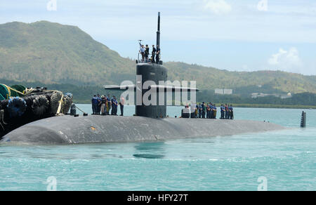 APRA HARBOUR, Guam (16 avril 2013) La classe de Los Angeles sous-marin d'attaque USS Bremerton (SSN 698) tire en Apra Harbour d'effectuer la maintenance et la liberté. Bremerton est en train de mener des opérations aux États-Unis 7e flotte zone de responsabilité. (U.S. Photo par marine Spécialiste de la communication de masse de 1re classe Jeffrey Jay :/libérés) 130416-N-LS794-038 http://www.facebook.com/USNavy http://www.twitter.com/USNavy la conversation Inscrivez-vous http://navylive.dodlive.mil USS Bremerton tire en Apra Harbor. (8660203385) Banque D'Images