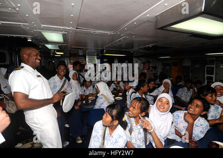 100225-N-8335D - 914 BATAM, Indonésie (Feb, 25, 2010) Le lieutenant Cmdr. Patrick Allemand, de la direction de la lutte contre les mines, le USS Patriot (MCM 7), accueille les enfants d'un orphelinat à Batam, Indonésie avant leur visite du navire. Patriot est sur la patrouille du printemps. (U.S. Photo par marine Spécialiste de la communication de masse 1ère classe Richard Doolin/libérés) US Navy 100225-N-8335D - 914 Le Lieutenant Cmdr. Patrick Allemand, de la direction de la lutte contre les mines, le USS Patriot (MCM) 7 Banque D'Images