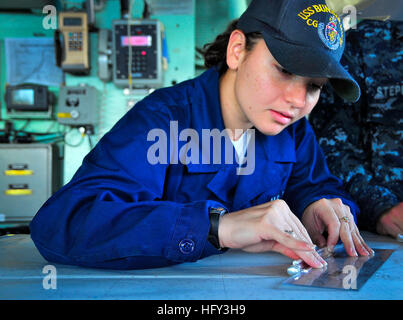 100310-N-4774B-112 de l'OCÉAN ATLANTIQUE (10 mars 2010) Apprenti matelot timonier, Kimberly Ramirez, à partir de Las Vegas, utilise une règle de calcul pour calculer le graphique des mesures sur le pont du croiseur lance-missiles USS Bunker Hill (CG 52). Bunker Hill est en cours au large de la côte de l'Argentine des Mers du 2010, un Commandement Sud des forces navales des États-Unis Partenariat des Amériques de la stratégie d'engagement maritime pour renforcer la stabilité régionale et à renforcer les relations entre les partenaires régionaux. (U.S. Photo par marine Spécialiste de la communication de masse 2e classe Daniel Barker/libérés) US Navy 100310-N-477 Banque D'Images