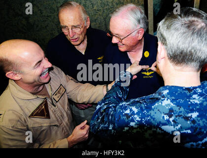 100310-N-6854D-003 Au nord du golfe Arabique (10 mars 2010) Le capitaine Roy J. Kelley, commandant de l'Escadre aérienne de transporteur (CVW) 7, et le capitaine Dee L. Mewbourne, commandant du porte-avions USS Dwight D. Eisenhower (CVN 69) présente Neil Armstrong, le premier homme à marcher sur la lune, avec ses ailes d'astronautes de la Marine lors d'une cérémonie à bord du navire en tant que collègues Jim Lovell astronaute, commandant d'Apollo 13, les regarde. L'événement a eu lieu au cours de l'histoire d'Aerospace Tour parrainé par le moral de divertissement. Dwight D. Eisenhower est sur un déploiement de six mois dans le cadre de la rotation de l'avant-déployée pour Banque D'Images