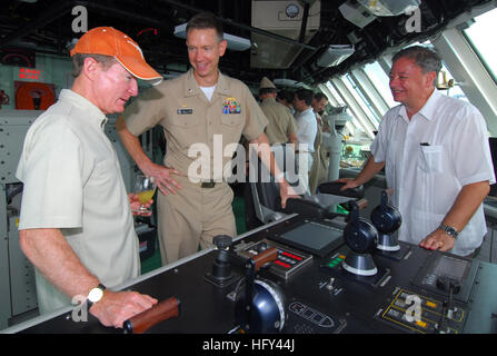 100320-N-7058E-109 Cartagena, Colombie (20 mars 2010) Ambassadeur des États-Unis en Colombie William Brownfield, gauche, examine les principales de la console de commande sur le pont du navire de combat littoral USS Freedom (LCS) avec FreedomÕs 1 commandant, le cmdr. Randy Garner, et le ministre de la défense colombien Gabriel Silva. La liberté est la réalisation d'une coopération de sécurité théâtre visite portuaire dans le cadre d'opérations dans la 4e Flotte des États-Unis zone de responsabilité. (U.S. Photo de la marine par le Lieutenant Ed Début/libérés) US Navy 100320-N-7058E-109 Ambassadeur des États-Unis en Colombie, William Brownfield, gauche, examine les principales sur la console de commande Banque D'Images