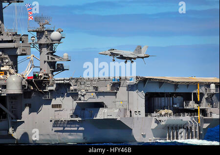 Un FA-18E Super Hornet du Strike Fighter Squadron 81 atterrit à bord de l'USS Carl Vinson (CVN 70) pendant Southern Seas 2010, une opération navale multinationale. Banque D'Images