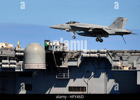 Le FA-18E Super Hornet du Strike Fighter Squadron 81 atterrit à bord de l'USS Carl Vinson (CVN 70) lors d'une démonstration en vol à l'appui du Southern Seas 2010, un exercice d'entraînement multinational. Banque D'Images