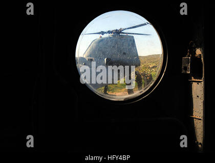 100325-N-7948R-437 l'île San Clemente (25 mars 2010) marines affectés à la 15e Marine Expeditionary Unit (15e MEU) bord d'un hélicoptère CH-46 Sea Knight après avoir effectué des exercices de formation à l'île San Clemente. (U.S. Photo par marine Spécialiste de la communication de masse 2e classe Michael Russell/libérés) US Navy 100325-N-7948R-437 marines à bord d'un hélicoptère CH-46 Sea Knight à l'île San Clemente Banque D'Images