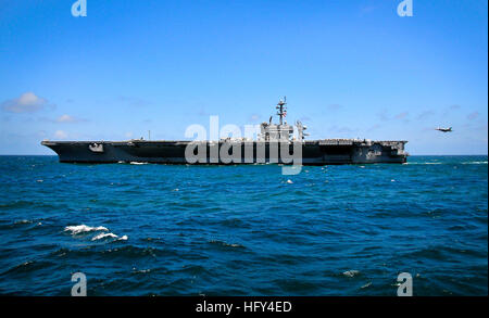 Un FA-18E Super Hornet du Strike Fighter Squadron 81 atterrit à bord de l'USS Carl Vinson (CVN 70) lors d'opérations aériennes en soutien au Southern Seas 2010. Banque D'Images