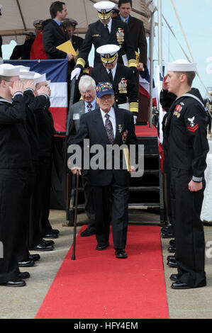 100327-N-3154P-114 NORFOLK (Mar. 27, 2010) L'Adjudant-chef à la retraite, George Smith, quitte la scène avec d'autres distingués invités et conférenciers au cours de l'USS New Mexico (SSN 779) cérémonie de mise en service à Norfolk Naval Station Mar. 27. Smith est un ancien combattant de la Deuxième Guerre mondiale et ancien membre de l'équipe de l'ancien navire de guerre USS New Mexico (BB 40). (US Navy Photo de Mass Communication Specialist Seaman Scott Pittman/libérés) US Navy 100327-N-3154P-114 L'Adjudant-chef à la retraite, George Smith, quitte la scène avec d'autres distingués invités et orateurs suivant la mise en service du USS New Mexico ( Banque D'Images