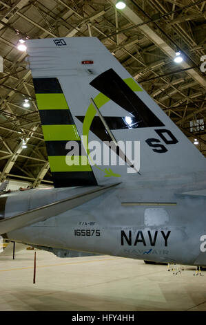 29 Mars 10 Patuxent River Maryland Un F A 18 Super Hornet De L Escadron D Essais Et D Evaluation Aeriens Vx 23 Avec Des Inscriptions Vertes Et Le Logo Du Ministere Americain De La Marine
