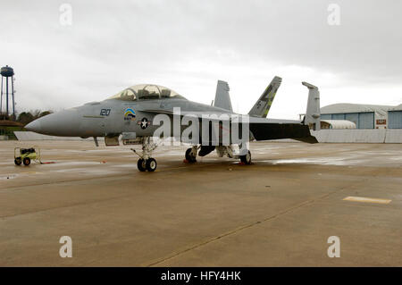 29 Mars 10 Patuxent River Maryland Un F A 18 Super Hornet De L Escadron D Essais Et D Evaluation Aeriens Vx 23 Avec Des Inscriptions Vertes Et Le Logo Du Ministere Americain De La Marine