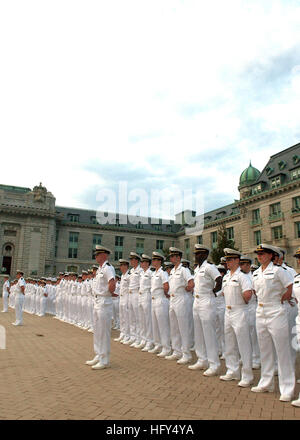 100406-N-5528G-001 Annapolis, Maryland (6 avril 2010) U.S. Naval Academy aspirants de stand au repos pendant un défilé d'été brigade d'inspection uniforme blancs. Le personnel de l'académie est passé à uniformes d'été le 5 avril. (U.S. Photo par marine Spécialiste de la communication de masse Patrick 3e classe/vert) Parution US Navy 100406-N-5528G-001 U.S. Naval Academy aspirants de stand au repos pendant un défilé d'été brigade d'inspection uniforme blancs Banque D'Images