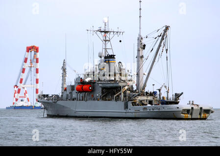 100411-N-7843A-108 Mer jaune (11 avril 2010) La commande de transport maritime militaire récupérer et sauver ship USNS Salvor (T-ARS 52) est ancrée dans la mer Jaune. Salvor soutient République de Corée (ROK) marine visant à sauver un navire qui a coulé la marine de la République de Corée le 26 mars. (U.S. Photo de la marine par le lieutenant Cmdr. Applehans Denver/libérés) US Navy 100411-N-7843A-108 l'USNS Salvor (T-ARS 52) est ancrée dans la mer Jaune Banque D'Images