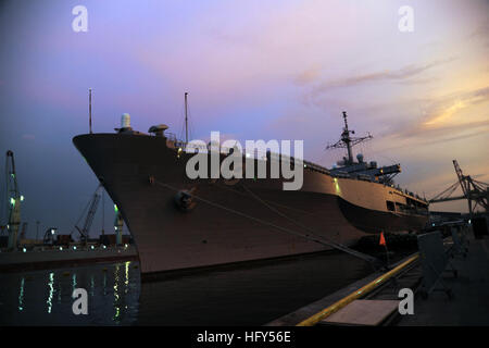 100411-N-2970T-005 Jakarta, Indonésie (11 avril 2010) Le soleil se couche derrière la 7è Parc commande USS Blue Ridge (CAC 19) au cours d'une escale prévue à Jakarta, Indonésie. (U.S. Photo par marine Spécialiste de la communication de masse 2e classe Marvin E. Thompson Jr./libérés) US Navy 100411-N-2970T-005 Le soleil se couche derrière la 7è Parc commande USS Blue Ridge (CAC 19) au cours d'une escale prévue à Jakarta, Indonésie Banque D'Images