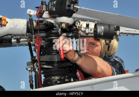 100416-N-0486G-001 MAYPORT, Floride (16 avril 2010) l'Aviation Machiniste 4400 2e classe Scott Schinke, affecté à l'Escadron d'hélicoptères légers, 42 anti-sous-Det. 7, supprime une pale du rotor principal de l'un de deux MQ-8B Fire Scout à décollage et atterrissage vertical des drones (VTUAV) à bord de la frégate lance-missiles USS McInerney (FFG) 8. L'incendie Les Scouts sont en préparation pour mettre à l'eau de McInerney après avoir terminé leur premier déploiement opérationnel. (U.S. Photo par marine Spécialiste de la communication de masse 2e classe Daniel Gay/libérés) US Navy 100416-N-0486G-001 4400 Machiniste Aviation 2e C Banque D'Images