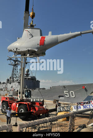 100416-N-0486G-006 MAYPORT, Floride (16 avril 2010) Un MQ-8B Fire Scout à décollage et atterrissage vertical du véhicule aérien sans pilote (VTUAV) est l'arrêt tendit la frégate lance-missiles USS McInerney (FFG 8) après avoir terminé son premier déploiement opérationnel. (U.S. Photo par marine Spécialiste de la communication de masse 2e classe Daniel Gay/libérés) US Navy 100416-N-0486G-006 Un MQ-8B Fire Scout à décollage et atterrissage vertical du véhicule aérien sans pilote (VTUAV) est l'arrêt tendit la frégate lance-missiles USS McInerney (FFG 8) Banque D'Images