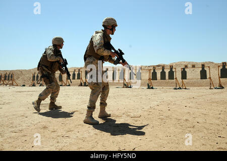 100423-N-0475R-812 dans la province d'Helmand, en Afghanistan (23 avril 2010) Le lieutenant J.G. Jonathan Flynn, à gauche, et le lieutenant Nicholas Townsend, les Seabees affectés à la construction navale (bataillon Mobile NMCB) 5, participer à des exercices de combat aérien au Camp Sapadalure, Afghanistan. NMCB-5 est déployé en Afghanistan de l'exécution de mécanique générale, la construction de l'infrastructure et la gestion de projet dans le cadre de l'opération Enduring Freedom. (U.S. Photo par marine Spécialiste de la communication de masse 2e classe Ace Rhéaume/libérés) US Navy 100423-N-0475R-812 le lieutenant J.G. Jonathan Flynn, à gauche, et le lieutenant Nicholas Townsend, les deux Banque D'Images