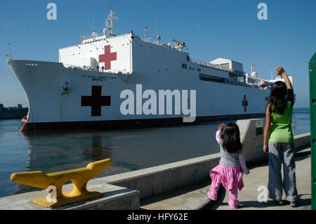 100501-N-3005A-055 SAN DIEGO (1 mai 2010) Les filles de chef de l'Hospital Corpsman Cantorna vague au revoir à leur père à bord de la commande de transport maritime militaire navire-hôpital USNS Mercy (T-AH 19) à base navale de San Diego. La mission de la miséricorde est conçu pour améliorer les relations à travers les soins médicaux, dentaires et de l'ingénierie des projets de sensibilisation et d'accueil ainsi que des pays partenaires. Partenariat du Pacifique 2010 est le cinquième d'une série de la flotte américaine du Pacifique et humanitaire s'efforce d'assistance civique. Partenariat du Pacifique 2010 est un déploiement de l'aide humanitaire et civique dans le sud-est de l'Asie et Océanie, ai Banque D'Images