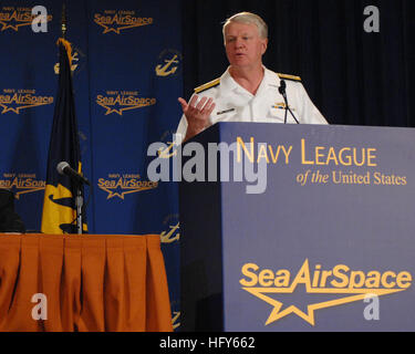 100503-N-3548M-068 WASHINGTON (3 mai 2010) Le chef des opérations navales (ONC) Adm. Gary Roughead donne son discours dans le panneau des chefs de service à la Ligue navale Sea Air Space 2010 Exposition internationale à Washington, D.C. (États-Unis Photo par marine Spécialiste de la communication de masse 2e classe Kyle P. Malloy/libérés) US Navy 100503-N-3548M-068 Chief of Naval Operations Adm. Gary Roughead donne son discours dans le panneau des chefs de service à la Ligue navale Sea Air Space 2010 Exposition Banque D'Images