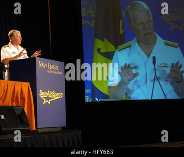 100503-N-3548M-099 WASHINGTON (3 mai 2010) Le chef des opérations navales (ONC) Adm. Gary Roughead donne son discours dans le panneau des chefs de service à la Ligue navale Sea Air Space 2010 Exposition internationale à Washington, D.C. (États-Unis Photo par marine Spécialiste de la communication de masse 2e classe Kyle P. Malloy/libérés) US Navy 100503-N-3548M-099 Chief of Naval Operations Adm. Gary Roughead donne son discours dans le panneau des chefs de service à la Ligue navale Sea Air Space 2010 Exposition Banque D'Images