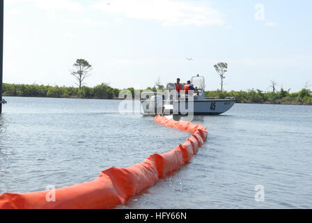 100504-N-6268N-027 Pensacola, Floride (4 mai 2010) Les membres de la Naval Air Station Pensacola unité d'intervention en cas de pollution déployer un barrage de rétention des hydrocarbures à Sherman Cove sur la base pour protéger les herbiers écologiquement sensibles de la marée noire de Deepwater Horizon. Deepwater Horizon était un ultra-plate-forme pétrolière en eau profonde qui a sombré le 22 avril, provoquant une marée noire menace la côte américaine du golfe du Mexique. (U.S. Photo par Marine Patrick Nichols/libérés) US Navy 100504-N-6268N-027 Membres de la Naval Air Station Pensacola unité d'intervention en cas de pollution déployer un barrage de rétention des hydrocarbures à Sherman Cove Banque D'Images