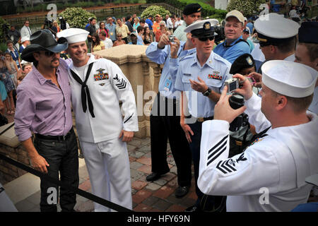 100505-N-8590G-001 Ponte Vedra Beach, Floride (5 mai 2010) Country Music singer Tim McGraw pose d'un marin avant d'effectuer un hommage musical chanson dédiée à la nation de militaires et leurs familles au tournoi Club PlayerÕs à Sawgrass durant la journée de reconnaissance militaire des joueurs. (U.S. Photo par marine Spécialiste de la communication de masse 2e classe Gary Granger Jr./libérés) US Navy 100505-N-8590G-001 la chanteuse de musique Country Tim McGraw pose d'un marin avant de procéder à une cinq-chanson hommage musical dédié à l'armée Banque D'Images