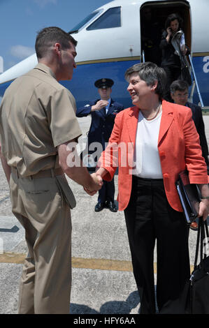 100506-N-6608T-003 Pensacola, Floride (6 mai 2010) Le capitaine Christopher W. Plummer, commandant du Naval Air Station Pensacola, accueille le Département de la sécurité intérieure, Janet Napolitano, secrétaire comme elle arrive à la station aérienne de répondre avec l'état et les fonctionnaires locaux et de faire une mise à jour sur le déversement de pétrole de la plateforme Deepwater Horizon dans le golfe du Mexique. (U.S. Photo par Anne marine/lanceur) Parution US Navy 100506-N-6608T-003 Le capitaine Christopher W. Plummer, commandant du Naval Air Station Pensacola, accueille le Département de la sécurité intérieure, Janet Napolitano, Secrétaire Banque D'Images