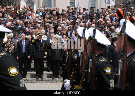 Vice-amiral. John M. Bird, commandant de la 7ème flotte américaine,, rend hommage aux côtés des responsables de la Marine de la Fédération de Russie au cours d'une cérémonie de dépôt de gerbes à la flamme éternelle du mémorial de la Flotte russe du Pacifique. L'U.S. 7e commandement de la flotte, le USS Blue Ridge et le personnel embarqué de Commander, U.S. 7th Fleet sont à Vladivostok sur une visite de bonne volonté de participer à la Fédération de jour de la victoire. (U.S. Photo de la marine par le maître de 3e classe Dow Devon) USS Blue Ridge DVIDS277887 Banque D'Images