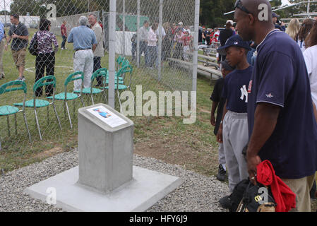 100508-N-5740H-189 ROTA, ESPAGNE (8 mai 2010) les membres et les personnes à charge de lire une plaque de dédier un terrain de baseball à la U.S. Naval Station Rota, Espagne à la Cmdr. Charles ÒKeithÓ Springle. Springle, un ancien agent du service médical, a été l'un des cinq membres de l'Armée tué par un sergent de l'armée à une clinique de counseling militaire au camp Liberty, l'Irak en mai 2009. (U.S. Photo par Jan marine/Hammond) Parution US Navy 100508-N-5740H-189 Les membres et personnes à charge de lire une plaque de dédier un terrain de baseball à la U.S. Naval Station Rota, Espagne à la Cmdr. Charles Banque D'Images