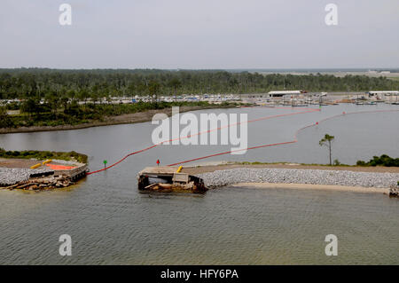 100513-N-7027P-064 Pensacola, Floride (13 mai 2010) de rétention des hydrocarbures frontières Sherman Cove au Naval Air Station (NAS) Pensacola pour protéger les herbiers écologiquement sensibles en prévision de l'arrivée d'huile provenant de la marée noire de Deepwater Horizon. Pensacola NAS a déployé plus de 32 000 pieds de la rampe le long de ses 17 kilomètres de littoral. Deepwater Horizon était un ultra-plate-forme pétrolière en eau profonde qui a sombré le 22 avril, provoquant une marée noire menace la côte américaine du golfe du Mexique. (U.S. Photo par marine Spécialiste de la communication de masse 1re classe Sandra Palumbo/libérés) US Navy 100513-N-7027P-064 de confinement d'huile Banque D'Images