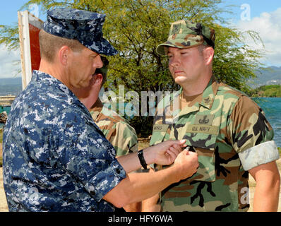 100514-N-3666S-052 PEARL HARBOR (14 mai 2010) Arrière Adm. Dixon Smith, commandant de la région marine d'Hawaï et du Pacifique au milieu du groupe de Surface de la Marine, présente l'Étoile de bronze à l'élimination des explosifs et munitions de 1ère classe technicien Robert Moses, affecté à l'unité mobile de destruction des engins explosifs (EODMU 3), lors d'un gala à Joint Base Pearl Harbor-Hickam West Loch Annexe. Moïse a reçu la médaille de l'Étoile de bronze par le secrétaire de l'armée pour servir en tant que chef d'équipe et leadership maître de son unité de NEM pendant un déploiement de sept mois en Irak. (U.S. Photo de la marine par la communication de masse S Banque D'Images