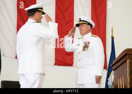 100518-N-000G-164 Patuxent River, Maryland (18 mai 2010) Vice-amiral. David Venlet, gauche, commandant sortant de la Naval Air Systems Command (Navair), rend hommage aux vice-amiral. Architzel David, son soulagement et le 31e commandant de Navair. Architzel servi auparavant comme le principal adjoint de la marine militaire du sous-secrétaire de la marine pour la recherche, le développement et l'acquisition. Venlet servira en tant que chef de la F-35 Joint Strike Fighter Program. (U.S. Photo par Marine/Goettee Liz) Parution US Navy 100518-N-0000G-164 Vice Adm. David Venlet alutes Vice Adm. Au cours de l'Architzel David NAVAIR changement de Banque D'Images