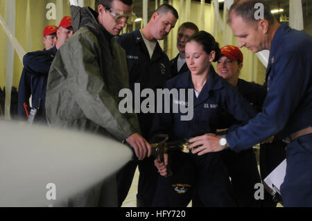 Les agents de contrôle des dommages testent le système de mousse formant un film aqueux à bord de l'USS Ronald Reagan (CVN 76) lors d'essais en mer, assurant la préparation à la lutte contre les incendies et au contrôle des dommages sur le porte-avions. Banque D'Images