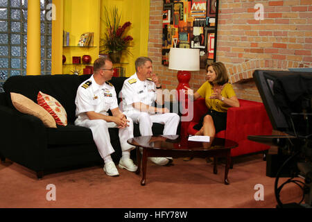100524-N-6220J-014 LITTLE ROCK, Ark. (24 mai 2010) KATV-TV News reporter Melinda Mayo, entretiens droit Adm arrière. Raymond P. Français, directeur de la Réserve des Forces canadiennes, J-9, DLA, centre et le lieutenant Cmdr. Mike Weyenberg, commandant de la Marine Centre de soutien opérationnel de Little Rock, à propos de l'horaire des activités de la Semaine de la marine 2010 Little Rock. Little Rock la semaine de la Marine est l'un des 20 semaines de la Marine à travers l'Amérique prévu pour 2010. Semaines marine montrer aux Américains l'investissement qu'ils ont fait dans leur Marine et accroître la sensibilisation dans les villes qui n'ont pas une importante présence de la Marine. (U.S. Photo par Marine Chie Banque D'Images