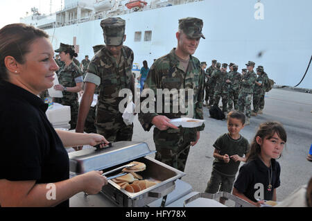 Les marins MSRON-7 se réunissent avec leurs familles à la base navale américaine de Guam pour un petit déjeuner de pré-déploiement avant de soutenir Pacific Partnership 2010 à bord de l'USNS Mercy (T-AH 19). Banque D'Images