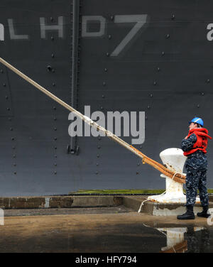 100524-N-8069G-001 NORFOLK (24 mai 2010) Seaman Johannes Hanselmann, affecté à la station de transport amphibie USS Ponce (LPD 15), attend de se débarrasser d'une ligne allant de navire d'assaut amphibie USS Iwo Jima (DG 7) qu'elle quitte Norfolk Naval Station de la Fleet Week New York 2010. Environ 3 000 marins, marines et gardes côte participent à la 23e semaine de la flotte de New York 26 mai au 2 juin. La Semaine de la flotte a été New York City's célébration de la mer depuis 1984, fournissant des services aux citoyens de New York et la région des trois états l'occasion de rencontrer des marins, marines et d'Authenticité Banque D'Images