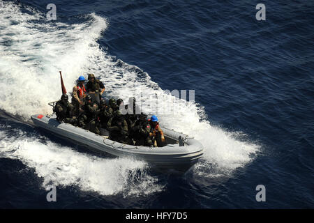 100526-N-3136P-162 MER MÉDITERRANÉE (26 mai 2010) Une embarcation pneumatique à coque rigide exploité par la marine turque une visite des membres de transferts, de sélection, de perquisition et de saisie à l'équipe de ravitaillement militaire Commandement maritime de la force et de prépositionnement conteneur roll-on roll-off et de ravitaillement USNS LCPL Roy H. Le blé (T-AK 3016) au cours de la partie de la mer à l'exercice Phoenix express (PE 10). PE-10 est un exercice de deux semaines visant à renforcer et améliorer le partenariat maritime de la stabilité dans la région grâce à l'accroissement de l'interopérabilité et la coopération entre les partenaires d'Afrique, d'Europe et des États-Unis. (U.S. Le ph de la marine Banque D'Images