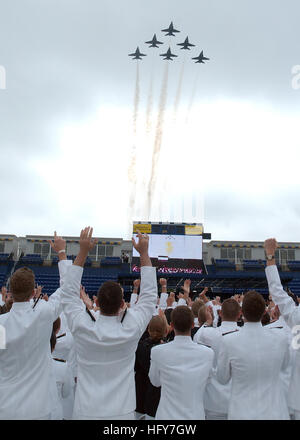 100528-N-3857R-122 Annapolis, Maryland (28 mai 2010) Les aspirants de la Marine américaine comme encourager l'équipe de démonstration de vol, les Blue Angels, effectuer le survol au cours de la remise des diplômes 2010 Cérémonie de mise en service et à la U.S. Naval Academy à Annapolis, MD, la classe de 2010 a obtenu 257 755 enseignes et Marine Corps 2ème lieutenants. (U.S. Photo par marine Spécialiste de la communication de masse 1re classe Tchad Runge/libérés) US Navy 100528-N-3857R-122 Les aspirants de la Marine américaine comme encourager l'équipe de démonstration de vol, les Blue Angels, effectuer le survol au cours de la remise des diplômes 2010 Cérémonie de mise en service et à la U.S. Naval Academy Banque D'Images