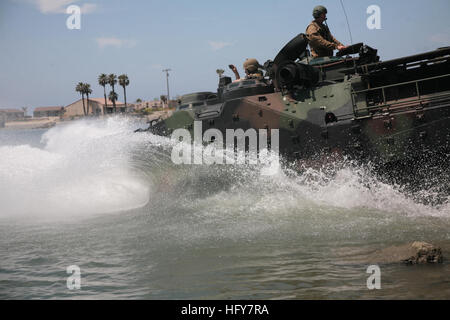 100602-M-6770H-123 Camp Pendleton, en Californie (2 juin 2010) marines affectés à la 3e (3e Bataillon d'assaut amphibie AABN), 1 Division de marines, d'enseigner les aspirants de l'académie navale des États-Unis à propos de l'assaut amphibie véhicule blindé d'atterrissage (AAV-P7A1). Prendre les aspirants de marine sur un tour court à leur montrer les capacités de l'AAVP7A1 pendant le Protramid, un programme visant à éduquer les aspirants sur le corps des Marines. (U.S. Marine Corps photo par le Cpl. Albert F. Hunt/libérés) US Navy 100602-M-6770H-123 marines affectés à la 3ème bataillon d'assaut amphibie (3e), 1AABN Divisi Marine Banque D'Images