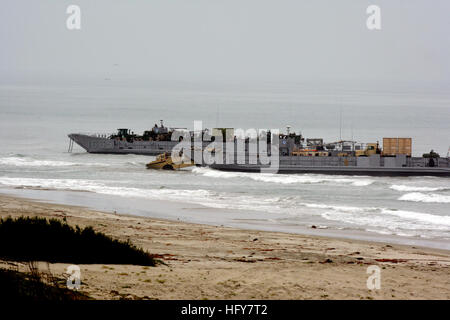 100603-M-5053B-003 Camp Pendleton, en Californie (3 juin 2010) des engins de débarquement utilities (LCU) décharger les véhicules à U.S. Marine Corps Base Camp Pendleton, en Californie, au cours de l'aube Blitz 10. Dawn Blitz est une série d'opérations amphibies impliquant des marins et Marines pour revigorer la compétence de base, les opérations amphibies et renforcer l'interaction entre la Marine et le Marine Corps. (U.S. Marine Corps photo par Lance Cpl. R. Berry/Jamean) Parution US Navy 100603-M-5053B-003 Landing Craft utilities (LCU) décharger les véhicules à U.S. Marine Corps Base Camp Pendleton, en Californie, au cours de l'aube 10 Blitz Banque D'Images