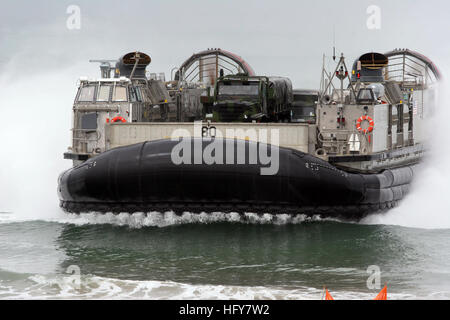 100603-M-4878R-148 Camp Pendleton, en Californie (3 juin 2010) Un landing craft air cushion de terres au Marine Corps Base Camp Pendleton au cours de l'aube Blitz 10. L'exercice est une série d'opérations amphibies impliquant des marins et Marines pour revigorer la compétence de base, les opérations amphibies et renforcer l'interaction entre la Marine et le Marine Corps. (U.S. Marine Corps photo par Lance Cpl. Joshua A. Rucker/libérés) US Navy 100603-M-4878R-148 un landing craft air cushion se prépare à décharger des marchandises sur la plage du Marine Corps Base Camp Pendleton au cours de l'aube 10 Blitz Banque D'Images