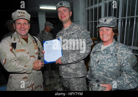 Kaboul (Afghanistan) - Vice-amiral. Bill Gortney, gauche, Commander, U.S. Navy Forces Central Command/5e Flotte, les peuplements avec nouveau frocked Maître de 1re classe Christopher Parcs et premier maître de Delisa Sliker, son parrain, au cours d'une cérémonie d'frocking sur Camp Eggers. Au cours de sa visite au Camp Eggers, le siège de la Mission de formation de l'OTAN - l'Afghanistan, s'est réuni avec le personnel de commandement Gortney, a présidé une cérémonie d'frocking pour six marins, a parlé ouvertement aux marins de l'importance de leur mission en Afghanistan.(Photo de la Marine américaine spécialiste de la communication de masse en chef F. Julian Carroll)RELEAS Banque D'Images